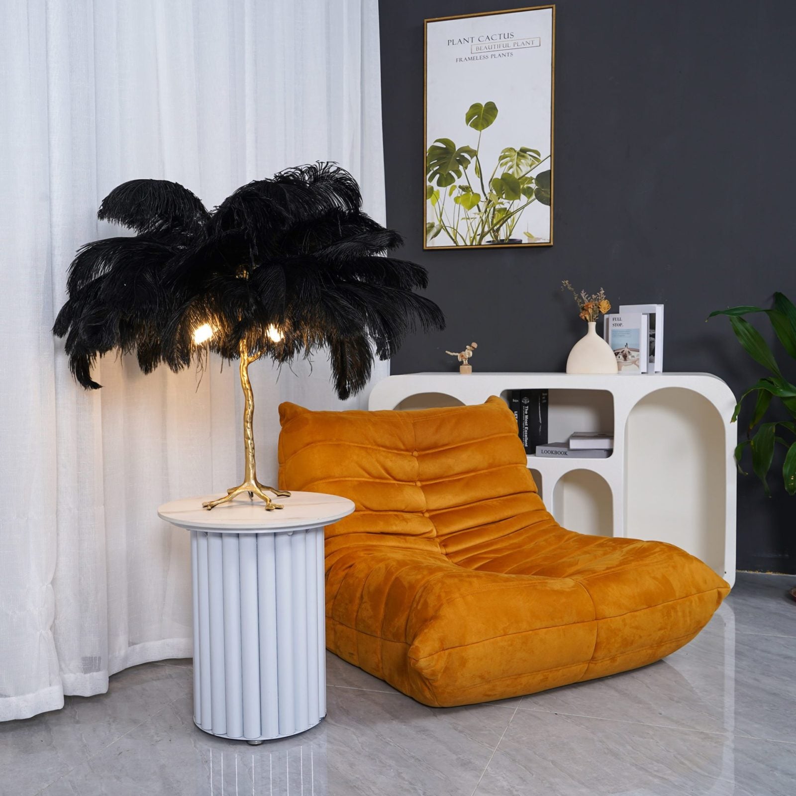 Die Tischlampe Purple Feather eignet sich für das Wohnzimmer