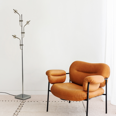 Minimalistische Stehleuchte eignet sich für das Wohnzimmer