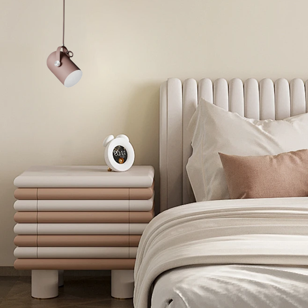 Moderne nordische Metall-Pendelleuchte mit LED-Licht für gemütliche Atmosphäre im Schlafzimmer