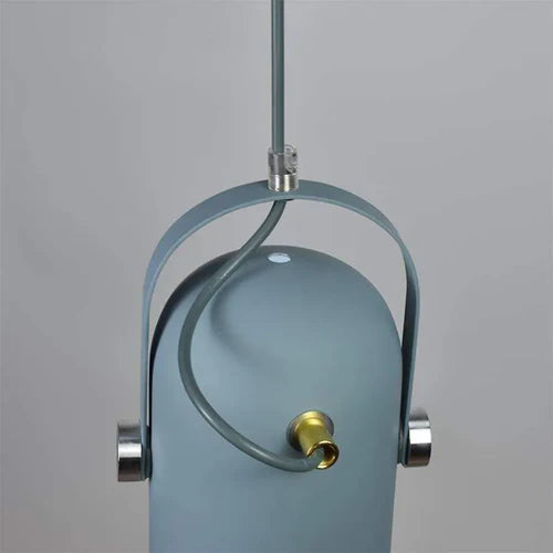 Nahaufnahme der verstellbaren nordischen LED-Pendelleuchte aus Metall mit schlankem Design