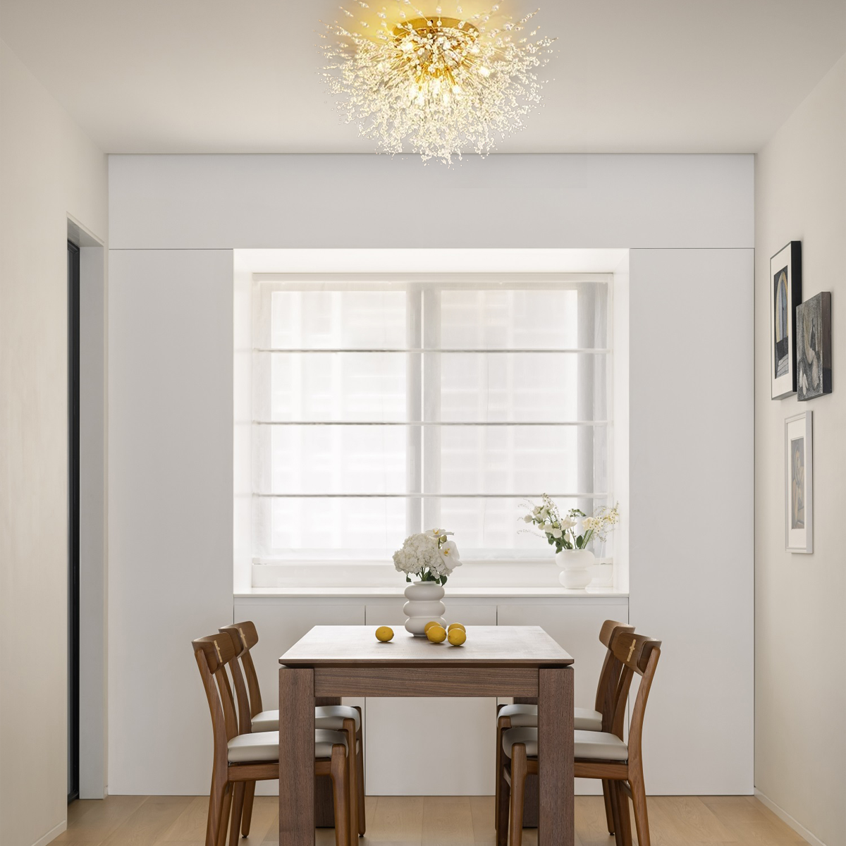 Goldene Löwenzahn-Pendelleuchte im modernen Wohnzimmer.
