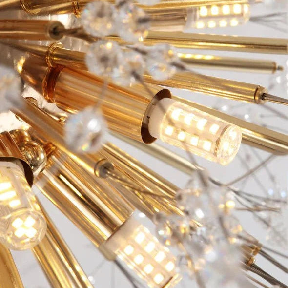 Goldene Löwenzahn-Pendelleuchte im modernen Wohnzimmer.