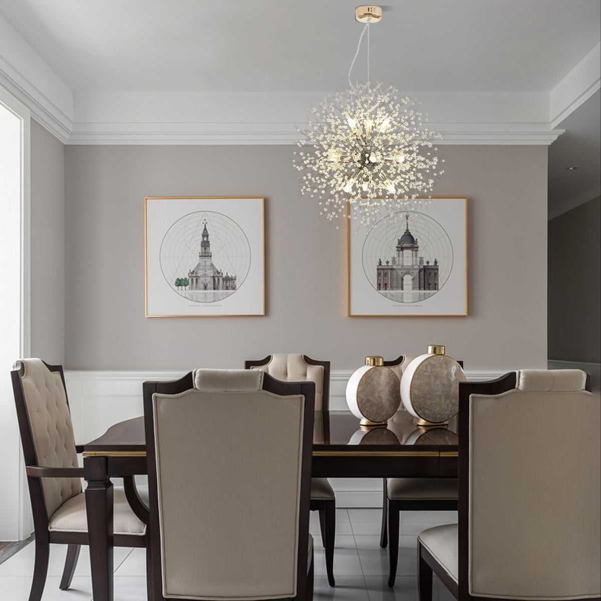 Goldene Löwenzahn-Pendelleuchte im modernen Wohnzimmer.