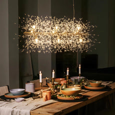 Goldene Löwenzahn-Pendelleuchte im modernen Wohnzimmer.
