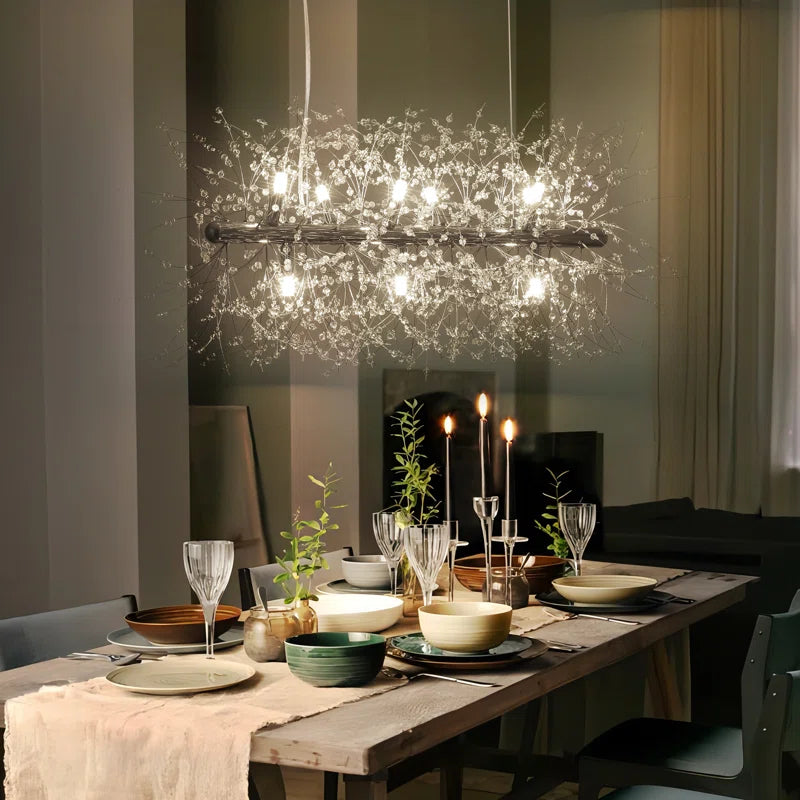 Goldene Löwenzahn-Pendelleuchte im modernen Wohnzimmer.