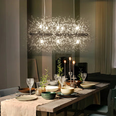 Goldene Löwenzahn-Pendelleuchte im modernen Wohnzimmer.