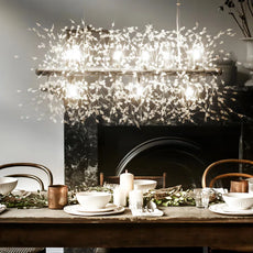 Goldene Löwenzahn-Pendelleuchte im modernen Wohnzimmer.