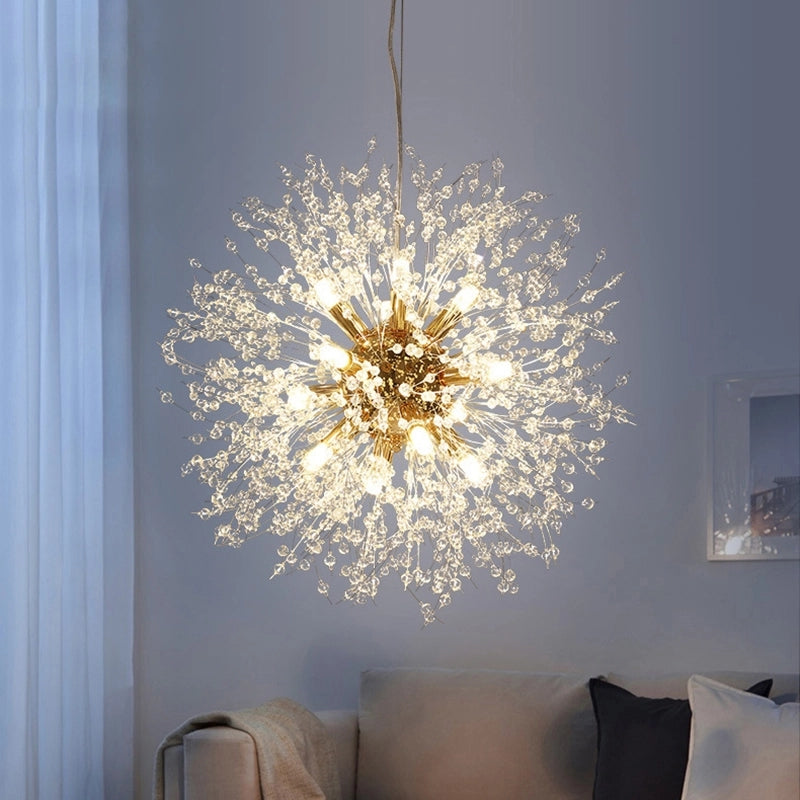 Goldene Löwenzahn-Pendelleuchte im modernen Wohnzimmer.