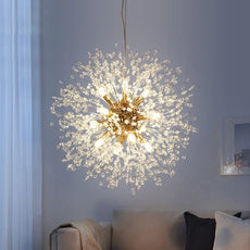 Goldene Löwenzahn-Pendelleuchte im modernen Wohnzimmer.