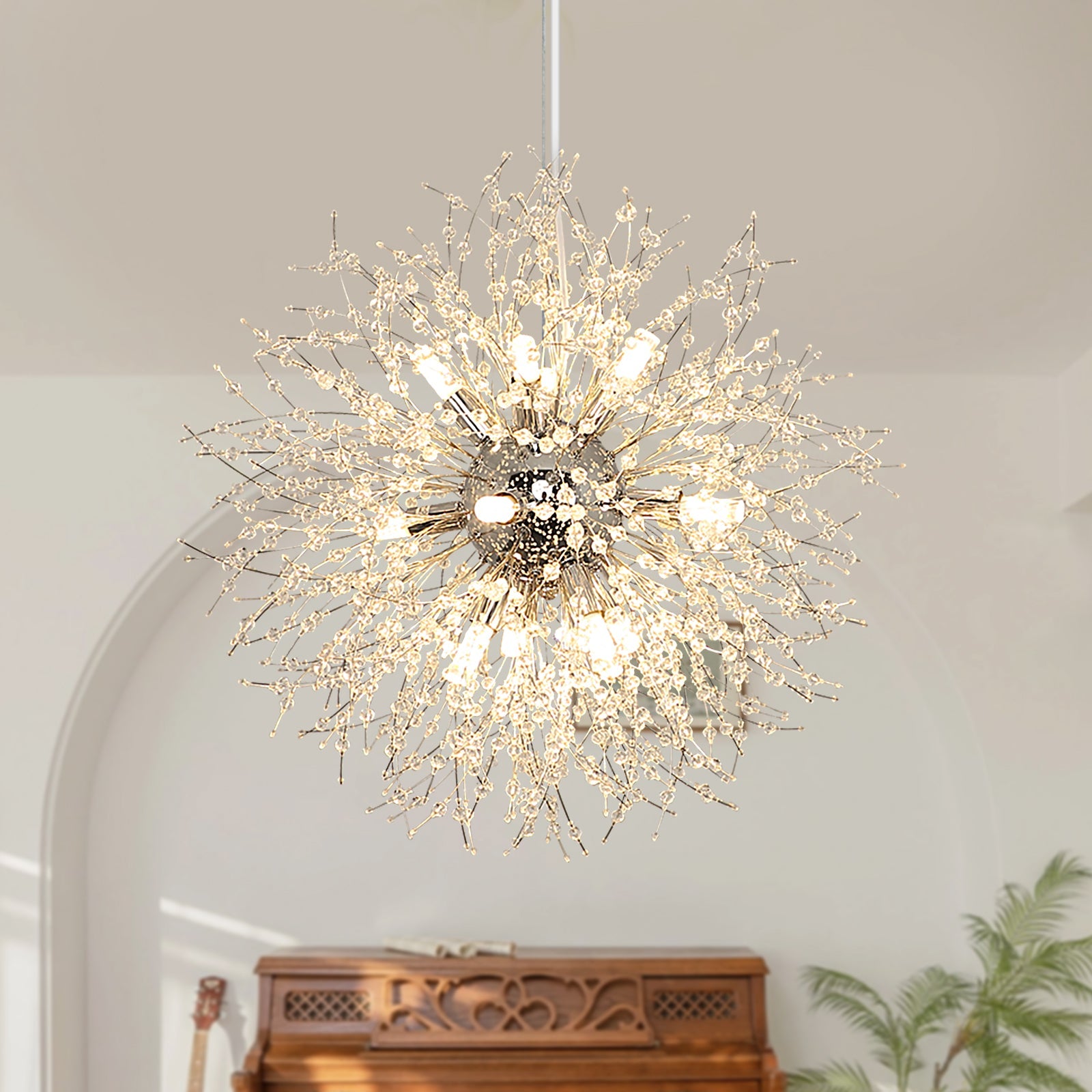 Goldene Löwenzahn-Pendelleuchte im modernen Wohnzimmer.