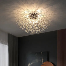 Goldene Löwenzahn-Pendelleuchte im modernen Wohnzimmer.