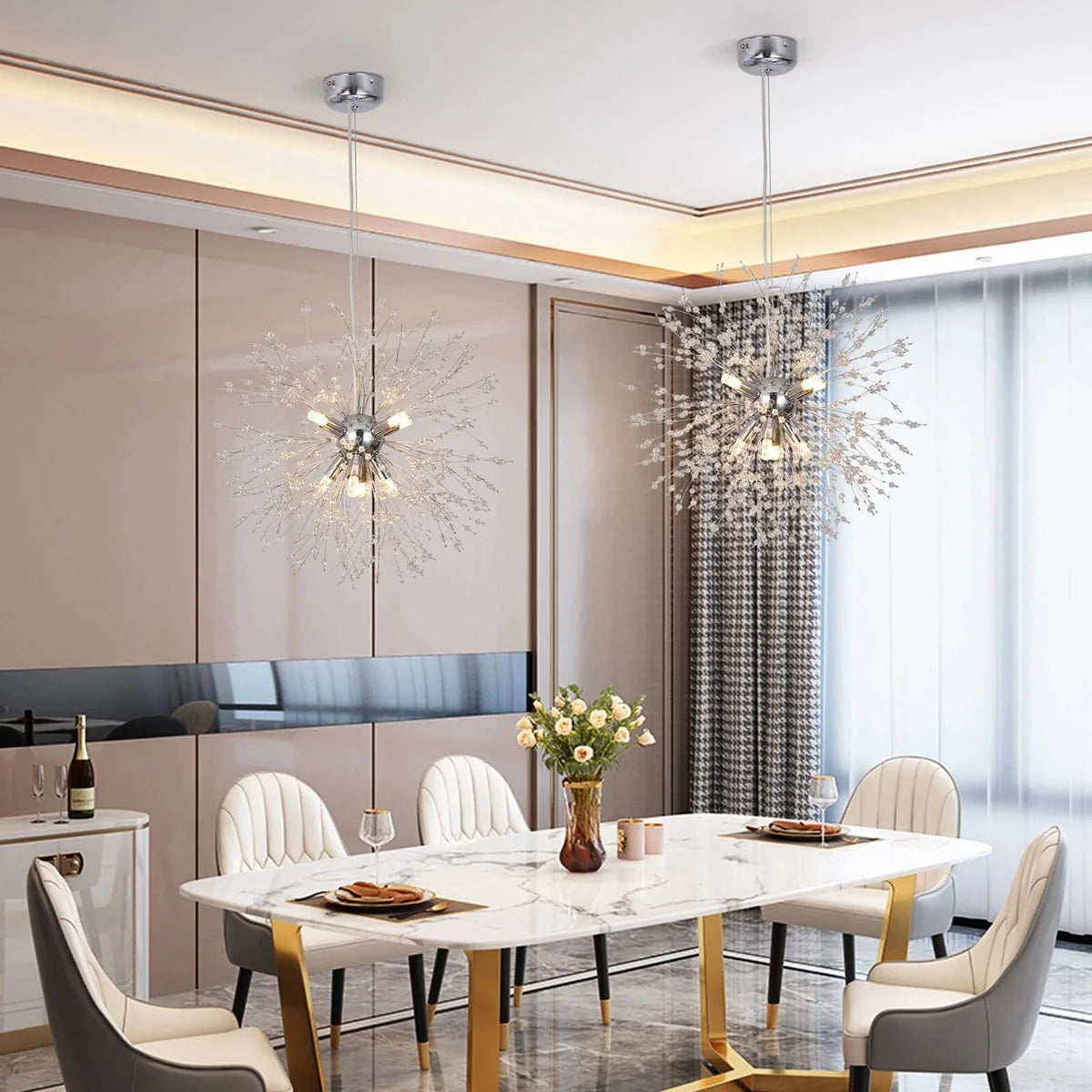 Goldene Löwenzahn-Pendelleuchte im modernen Wohnzimmer.