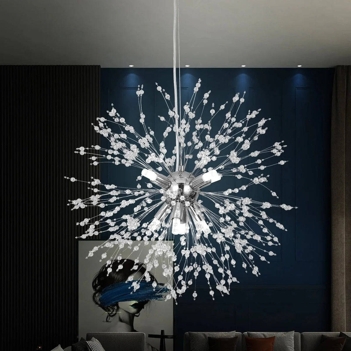 Goldene Löwenzahn-Pendelleuchte im modernen Wohnzimmer.