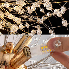 Goldene Löwenzahn-Pendelleuchte im modernen Wohnzimmer.