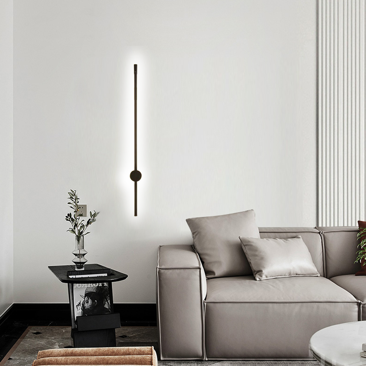 Linear designte LED-Wandleuchte als Akzentbeleuchtung in einem hellen Wohnzimmer
