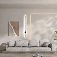 Schlanke LED-Wandlampe in Schwarz setzt stilvolle Lichtakzente über einem Sideboard