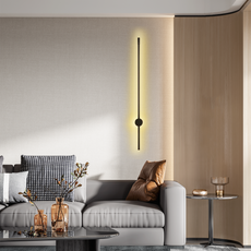Lineare Wandlampe beleuchtet stilvoll einen modernen Wohnbereich mit Holzmöbeln