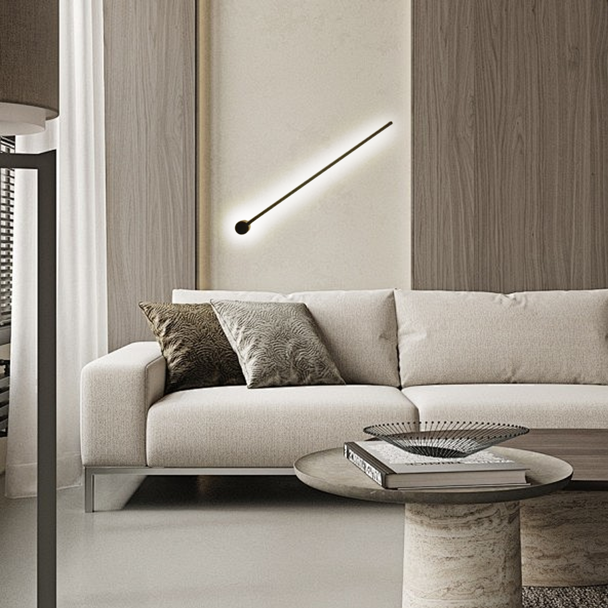 Moderne LED-Wandlampe in Schwarz an einer Wohnzimmerwand über dem Sofa montiert