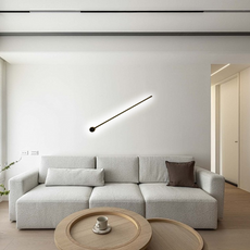 Minimalistische lineare Wandleuchte beleuchtet eine gemütliche Leseecke im Wohnzimmer
