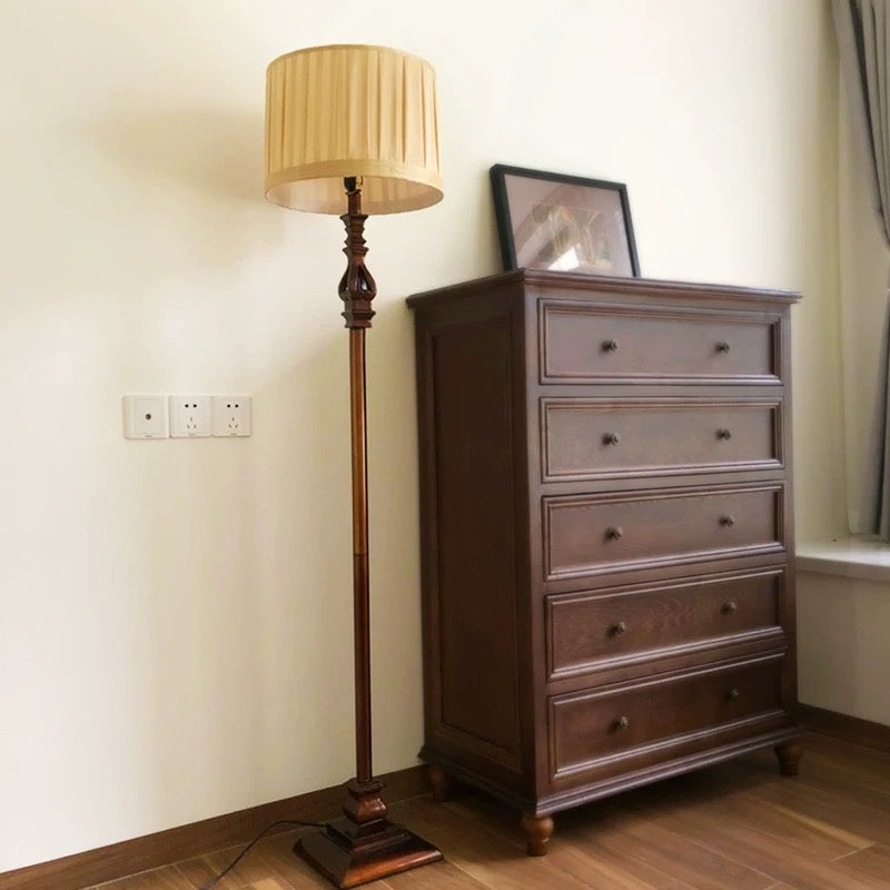 Braune Retro Stehlampe passend fürs Wohnzimmer