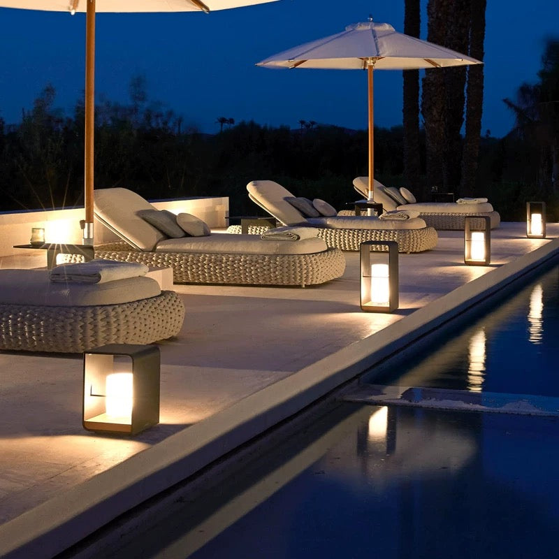 Stilvolle solarbetriebene LED-Außenleuchten aus schwarzem Metall im Terrasseneinsatz