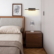Schwenkbare Metall-Wandleuchte in Schwarz als praktische Nachttischbeleuchtung im Schlafzimmer