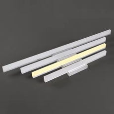 Metall Acryl Badezimmer Wandleuchte vor dem Spiegel