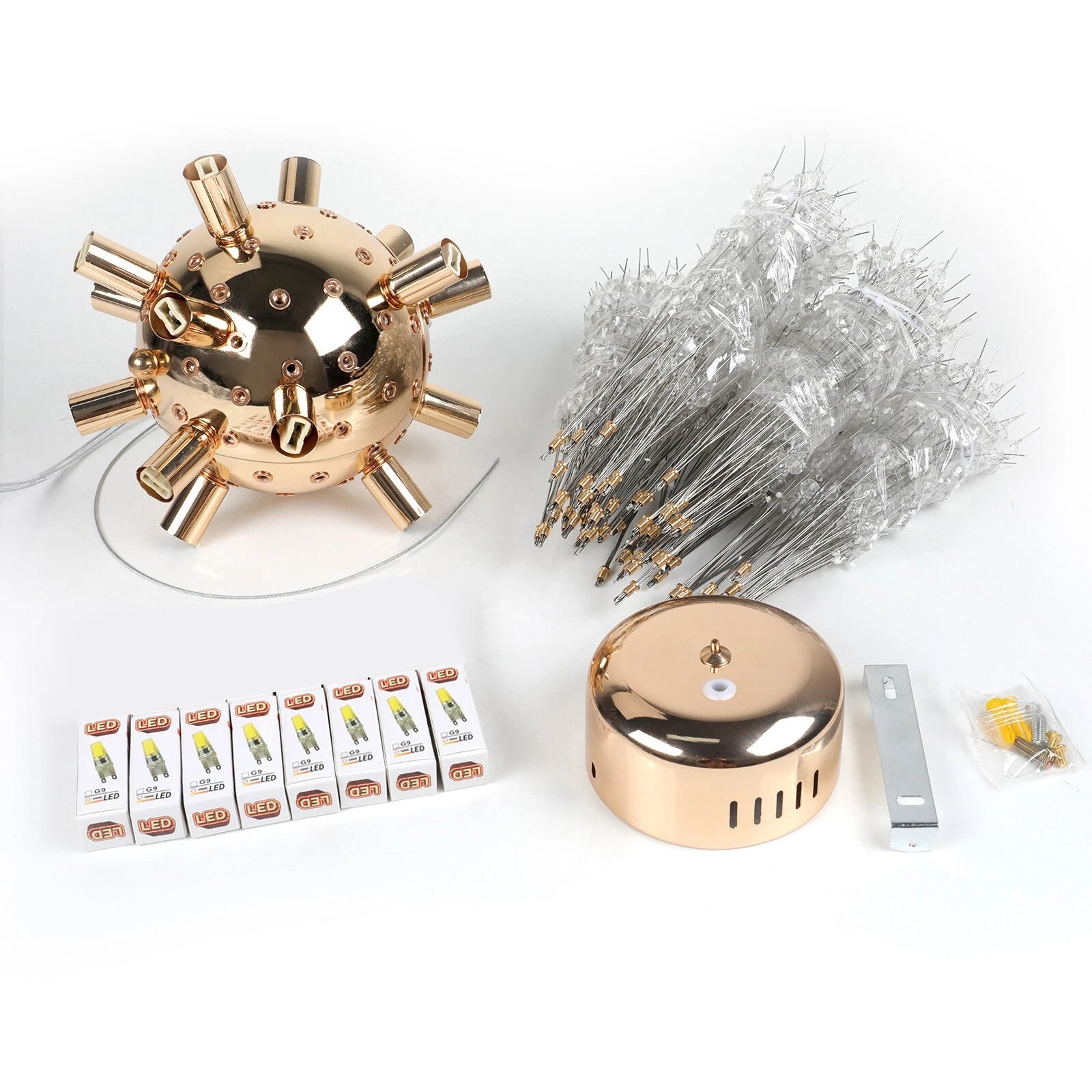 Goldene Löwenzahn-Pendelleuchte im modernen Wohnzimmer.