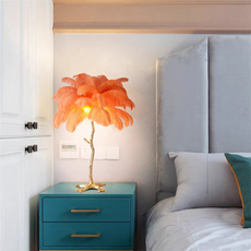 Die orangefarbene Feder-Tischlampe ist für das Wohnzimmer geeignet