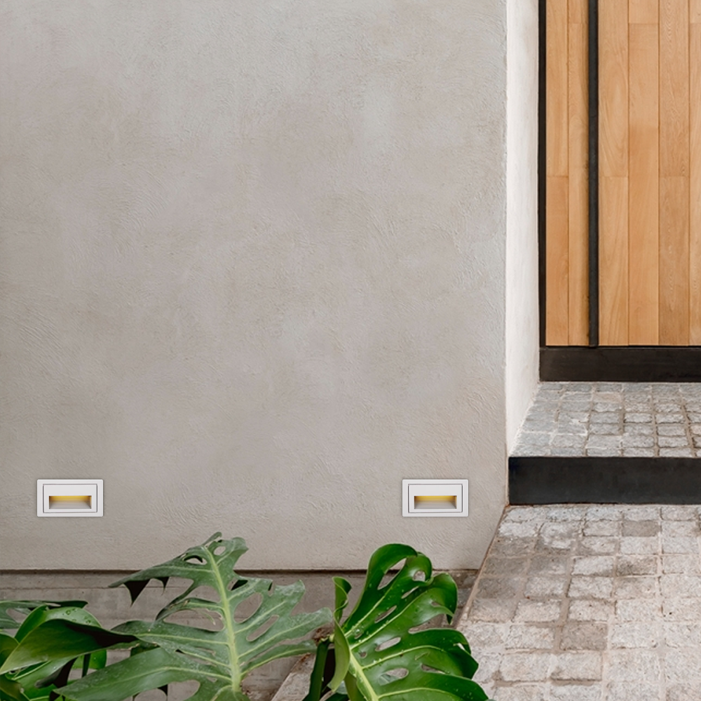 Minimalistische LED-Einbauleuchten in Weiß für stilvolle Wegbeleuchtung am Gartenzugang