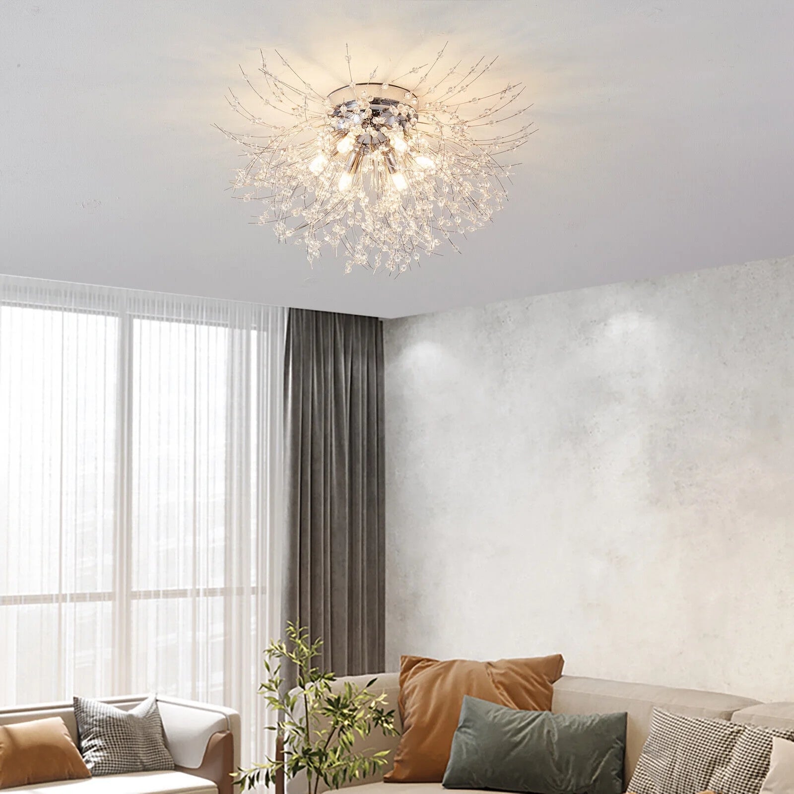 Goldene Löwenzahn-Pendelleuchte im modernen Wohnzimmer.