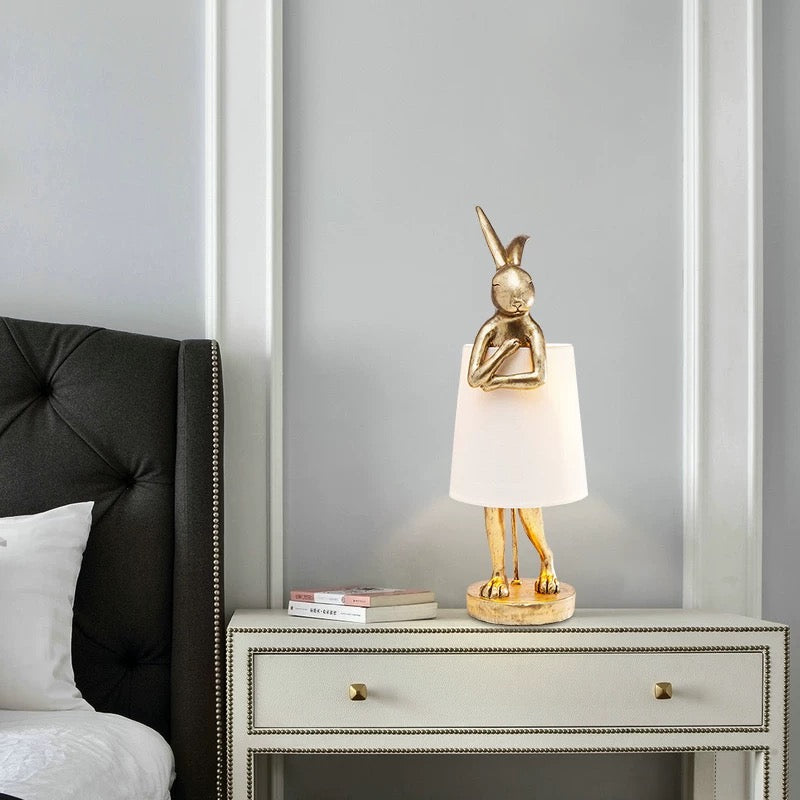 Goldene Tischlampe, geeignet für das Schlafzimmer